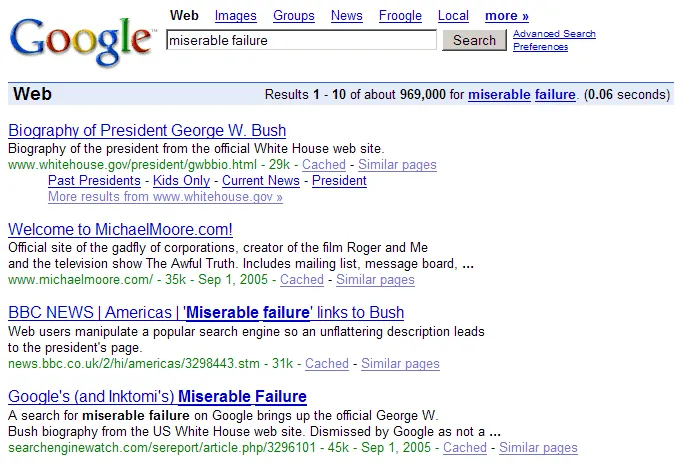 Archiwalne wyniki wyszukiwania Google dla frazy miserable failure: na pierwszym miejscu biografia prezydenta George'a W. Busha w serwisie whitehouse.gov, poniżej wyniki BBC News i Search Engine Watch opisujące manipulację wyszukiwarką